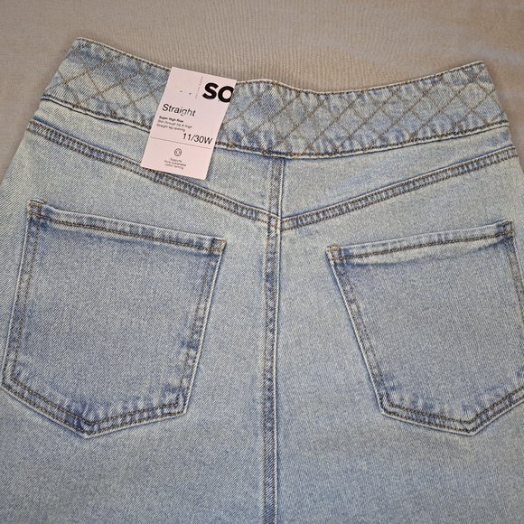 NEW SO Light Wash Straight Leg Pleated Crossover Waist Jeans Size 11 - Picture 3 of 5